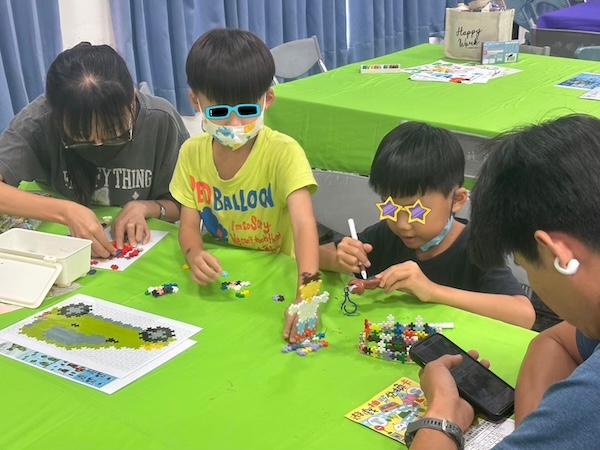 孩子們動手做益智拼豆