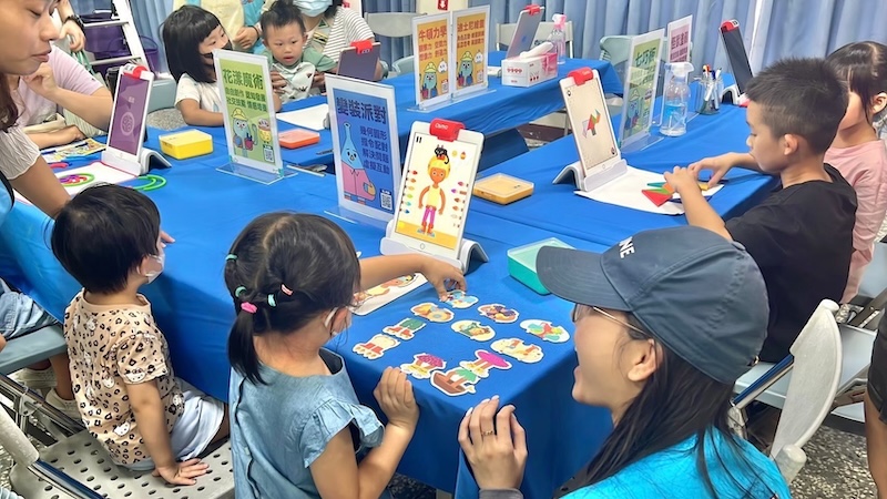 多組親子同時體驗益智課程
