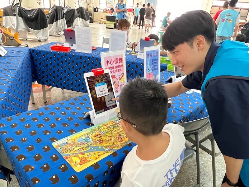 老師引導孩子操作教具