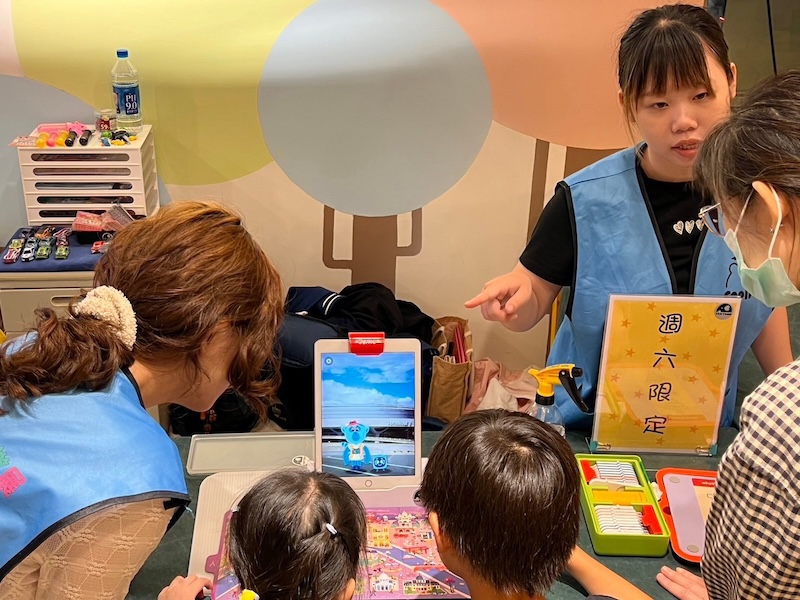 老師向家長介紹週六限定課程
