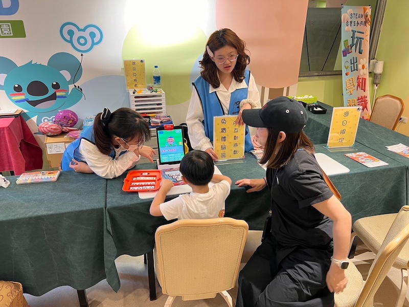 親子與老師互動學習