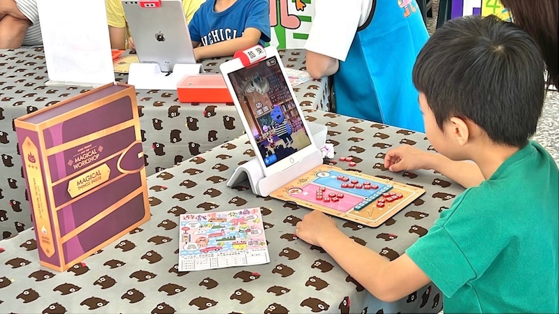 孩子專注使用平板進行互動學習